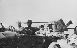 İzzet Paşa (sağ arka koltukta)  ile Cemal Paşa 1917'de Şam'da